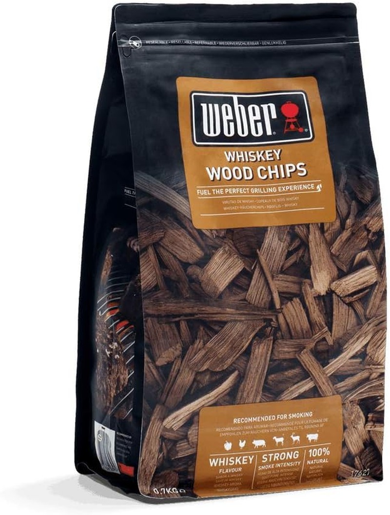 Weber Astillas de Whisky (Paquete de 700g), hechas de barricas de whisky, para verduras y todo tipo de carne, producto de la UE, obtenido de manera sostenible, madera certificada FSC (FSC Mix) (17627) | Accesorio para barbacoa, chips naturales para ahumar, sabor a whisky con fuerte intensidad de humo, 1.5 libras