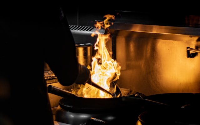 Leña para restaurantes: cuál elegir según tu tipo de cocina