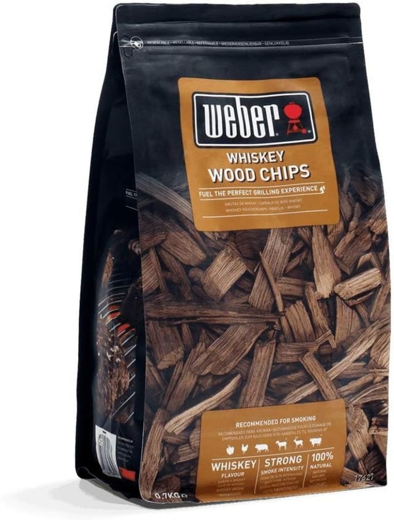 Weber Astillas de Whisky (Paquete de 700g), hechas de barricas de whisky, para verduras y todo tipo de carne, producto de la UE, obtenido de manera sostenible, madera certificada FSC (FSC Mix) (17627) | Accesorio para barbacoa, chips naturales para ahumar, sabor a whisky con fuerte intensidad de humo, 1.5 libras